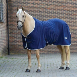 Weatherbeeta Shop -Weatherbeeta Shop 5781 202320Saxon20Defiant20Fleece20Standard20Neck20Horse20Rug20101172820 20Navy20White20worn.700x700