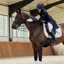 2023 Eskadron Highgloss Peacock Saddle Cloth 214731 544 - White Colour White -Weatherbeeta Shop 6273 202320Eskadron20Highgloss20Peacock20Saddle20Cloth202147312054420 20White20Lifestyle202.700x700