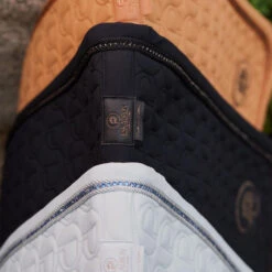 2023 Eskadron Platinum Softshell Saddle Cloth 215539520310 - Black Colour Black -Weatherbeeta Shop 6576 202320Eskadron20Platinum20Softshell20Saddle20Cloth2021553952031020 20Black20Lifestyle201.700x700